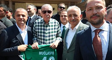 Cumhurbaşkanı Erdoğan'a 48 numaralı Muğlaspor forması takdim edildi