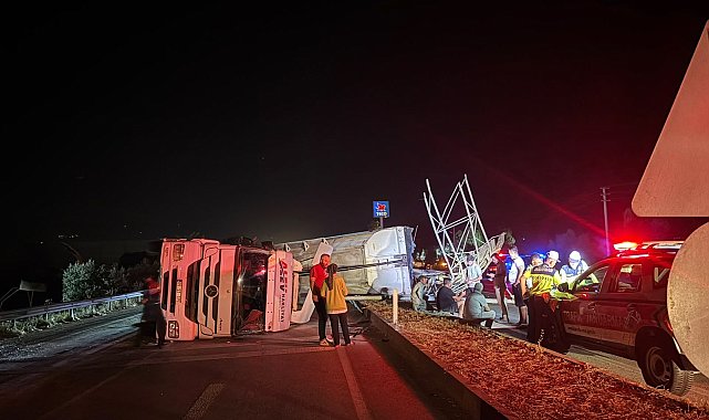Damperi açık unutulan TIR, yön tabelasına çarparak devrildi