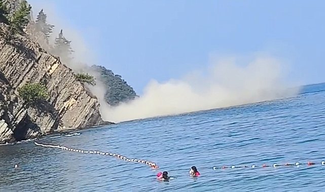 Denizde yüzerken 200 metre mesafede heyelan meydana geldi; o anlar kamerada