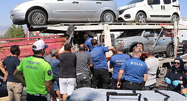 Denizli'de çekicisi ile kamyonet çarpıştı; 2 yaralı