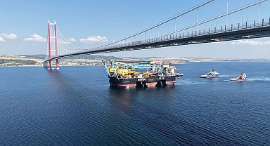 Dev vinç gemisi, 1915 Çanakkale Köprüsü altından geçti