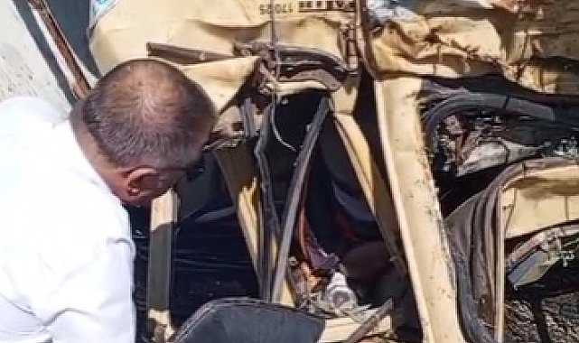 Devrilen arazözde sıkışan sürücü, belediye başkanına 'kızdın mı' diye sordu