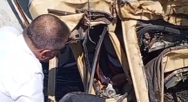 Devrilen arazözde sıkışan sürücü, belediye başkanına 'kızdın mı' diye sordu