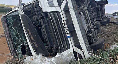 Devrilen buğday yüklü kamyonun şoförü yaralandı