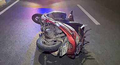 Devrilen motosikletin sürücü, başını aydınlatma direğine çarpıp yaşamını yitirdi