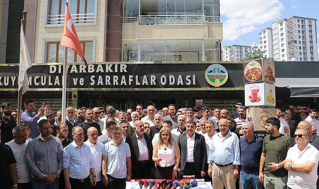 Diyarbakır'da kuyumcu esnafı, silahlı saldırıyı protesto etti