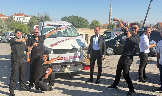 Düğünde arkadaşları, damada hurda otomobil hediye etti