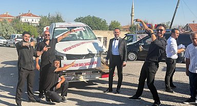 Düğünde arkadaşları, damada hurda otomobil hediye etti