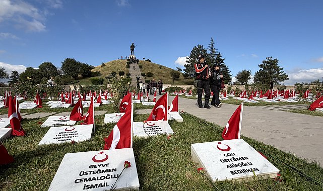 Dumlupınar Şehitliği'ne ziyaretçi akını