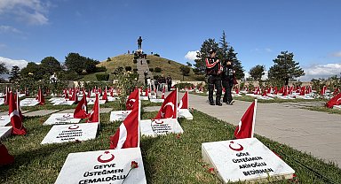 Dumlupınar Şehitliği'ne ziyaretçi akını
