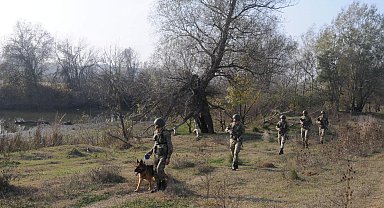 Edirne'de durdurulan araçlarda 9 kaçak göçmen yakalandı, 2 organizatör tutuklandı