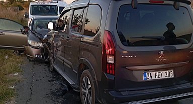 Edirne'de otomobil ile hafif ticari araç kafa kafaya çarpıştı: 2 yaralı