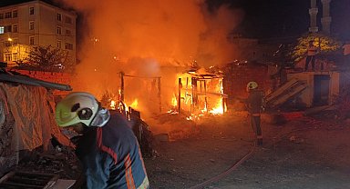 Edirne'de tek katlı metruk ev alev alev yandı