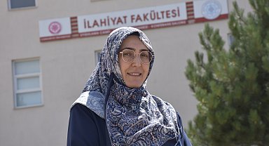Eğitim hayalinden vazgeçmeyen 4 çocuk annesi, 35 yıl sonra üniversiteli oldu