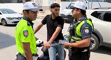 Ehliyetsiz sürücü, motosikletini araçların arasına park edip uygulamadan kaçmak isterken yakalandı