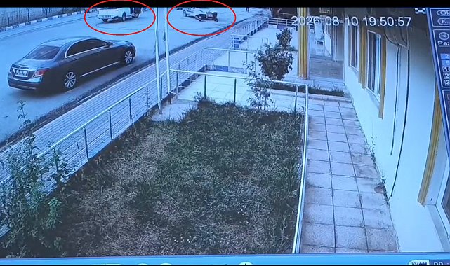 El freni çekilmeyen otomobili belediye çalışanları durdurdu