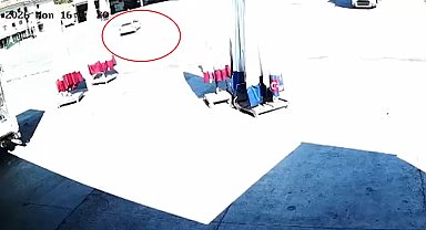 El freni çekilmeyen otomobili durdurmaya çalıştılar; o anlar kamerada