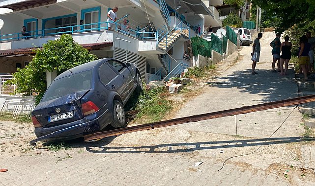 Elektrik direğini devirip evin balkonuna çarpan otomobilin sürücüsü yaralandı