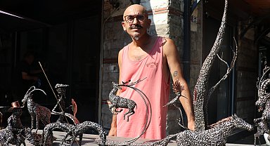 Elektrik kaynağıyla heykel yapıyor