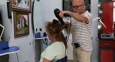 Emekli astsubay, kuaför dükkanını sanat atölyesine çevirdi