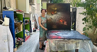 Emekli öğretmen, evinin bahçesini sanat atölyesine çevirdi