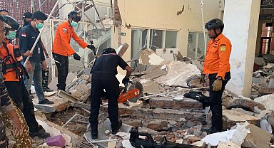 Endonezya'da 7.7 büyüklüğünde deprem: 20 ölü