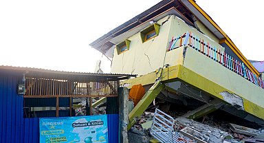 Endonezya'daki 7.7 büyüklüğündeki depremde can kaybı 83'e yükseldi