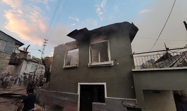 Erzincan'da köyde çıkan yangında 8 ev kullanılamaz hale geldi