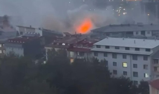 Erzurum'da 5 katlı bir binanın çatısında yangın
