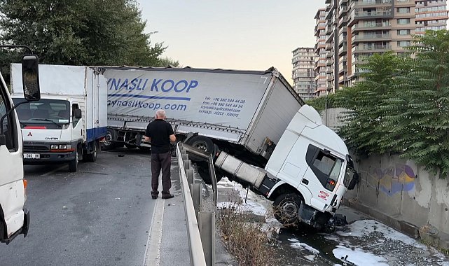 Esenler'de kumaş yüklü TIR, dere yatağına düştü: 1 yaralı Ek görüntü