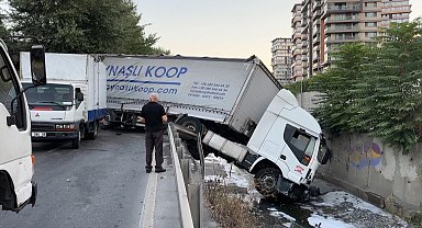 Esenler'de kumaş yüklü TIR, dere yatağına düştü: 1 yaralı