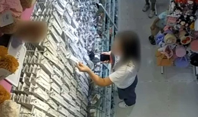 Esenyurt'ta AVM'deki mağazadan takı hırsızlığı kamerada