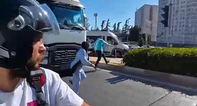 Esenyurt'ta yolun karşısına geçmeye çalışırken TIR'ın altında kalmaktan son anda kurtuldu