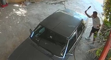 Eski sevgilisini ölümle tehdit edip, otomobiline satırla zarar verdi