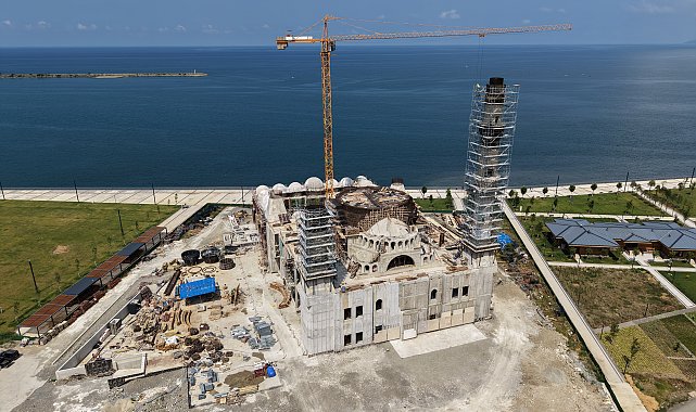 Eski TBMM Başkanı Kahraman, yapımı süren Recep Tayyip Erdoğan Camii'nde incelemede bulundu