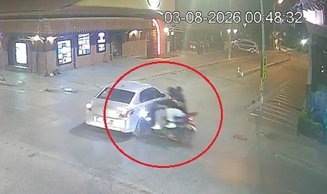 Eskişehir'de motosiklet otomobile çarptı; kaza kamerada