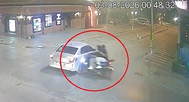 Eskişehir'de motosiklet otomobile çarptı; kaza kamerada