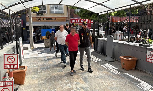 Evinde misafir ettiği arkadaşını bıçaklayarak öldüren şüpheli ve 3 arkadaşı adliyede