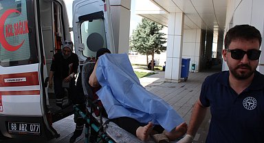 Evinde otururken tüfekle rastgele açılan ateşte yaralandı
