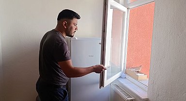 Evinin penceresine yuva yapan kumruya gözü gibi bakıyor