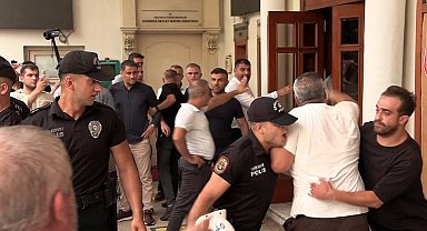 Eylem yapıp belediye binasına girmeye çalışan servisçilere biber gazlı müdahale