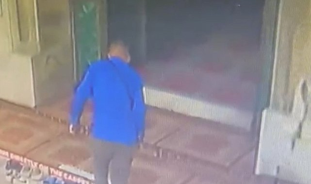 Fatih'te camide 450 bin TL'nin bulunduğu çantanın çalındığı anlar kamerada