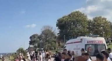 Fatih'te denize giren 2 kardeş boğulma tehlikesi geçirdi; dalgıçların çıkardığı çocuk hastaneye kaldırıldı