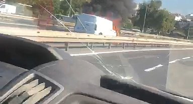 Fatih'te hafif ticari araçta yangın; sahil yolu trafiğe kapandı