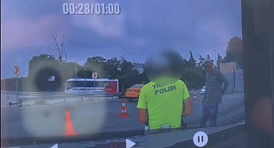 Fatih'te polise bıçakla saldırı kamerada; ayağından vurularak yakalandı