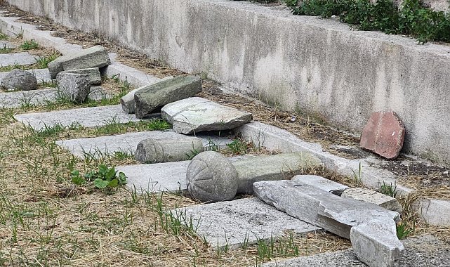 Fatih'te tarihi Haydarhane Camii'nin haziresindeki mezar taşlarına zarar veren şüpheli kaçtı