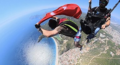 Fethiye'de 30 Ağustos'a özel yamaç paraşütü atlayışı
