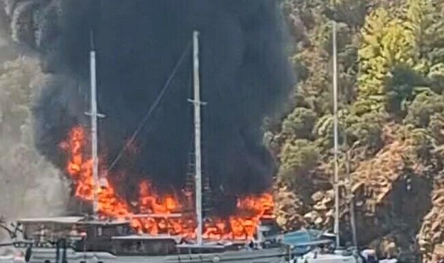Fethiye'de koydaki tekne yandı, 115 yolcu suya atladı