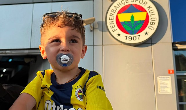 Forması çıkartılmaya çalışılan minik Fenerbahçeli taraftar, Kadıköy'de