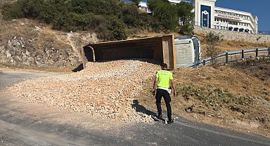 Freni boşalan kamyonu devirerek durduran sürücü yaralandı